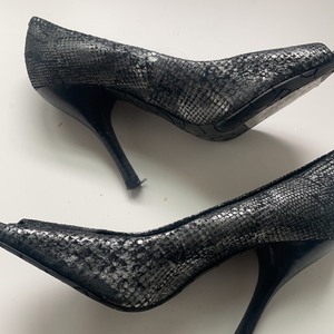 BCBG Women’s Grey Faux‎ Snake Skin Peep Toe Pumps Size 7.5B